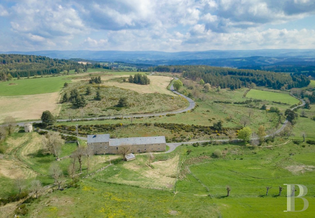 An old farm and dovecote in Lozère, at the entrance to the Aubrac plateau - photo  n°33